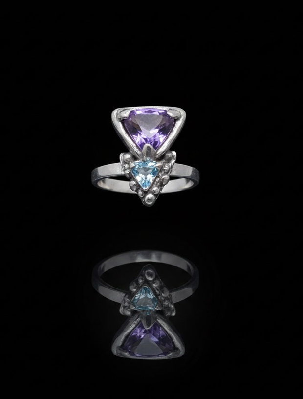 Inel unicat din argint fin, cu elemente triunghiulare texturate, un ametist, un topaz bleu si accente de aur 24 K