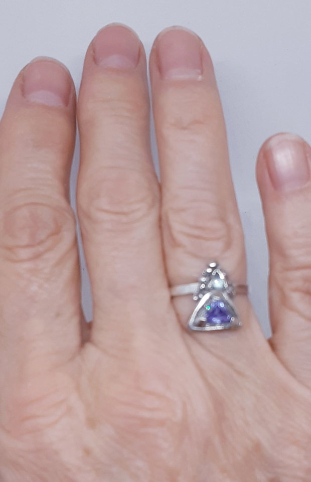 Inel unicat din argint fin, cu elemente triunghiulare texturate, un ametist, un topaz bleu si accente de aur 24 K