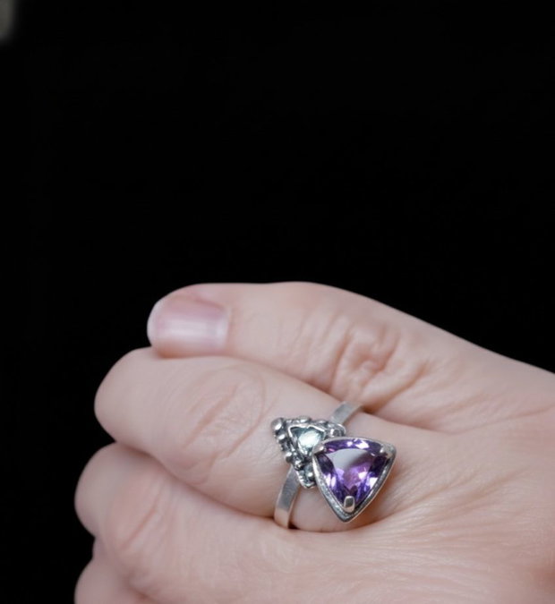 Inel unicat din argint fin, cu elemente triunghiulare texturate, un ametist, un topaz bleu si accente de aur 24 K