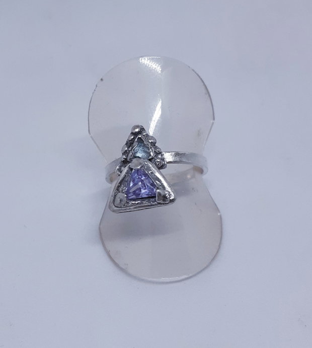 Inel unicat din argint fin, cu elemente triunghiulare texturate, un ametist, un topaz bleu si accente de aur 24 K