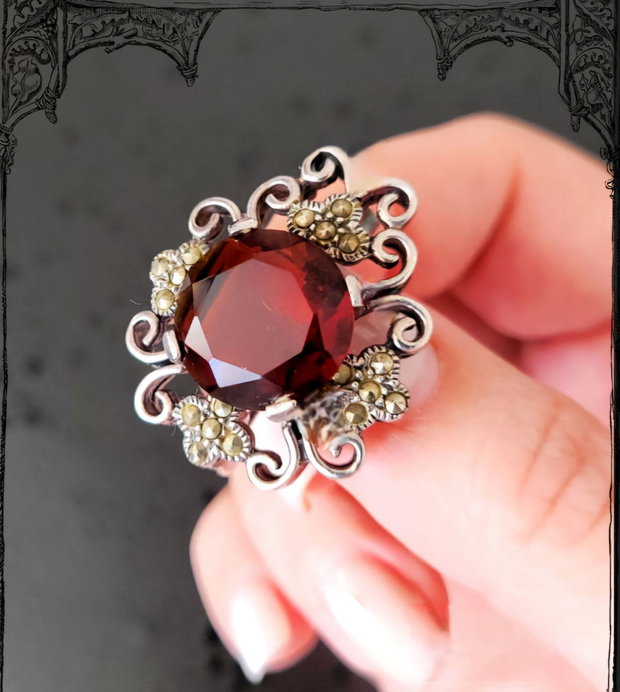 Broșă vintage din argint cu Cristal Burgundy