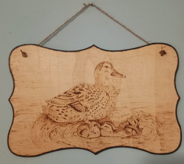 Pirogravură Rustică Rață și Pui - Decor Unic Făcut Manual