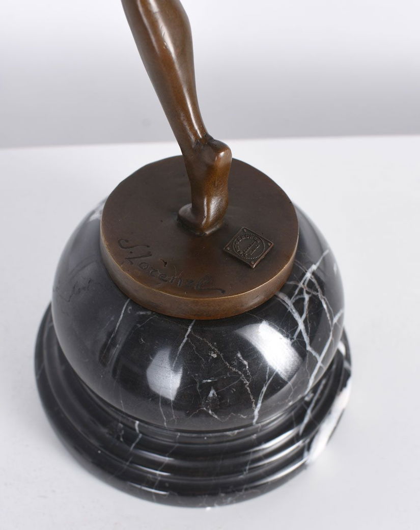 Dansatoare liliac-statueta Art Deco din bronz cu un soclu din marmura