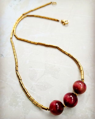 Colier CHOKER hematite aurii & ochi de taur rosu