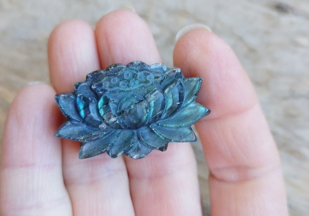 Cabochon labradorit sculptat, 38x23x10 mm