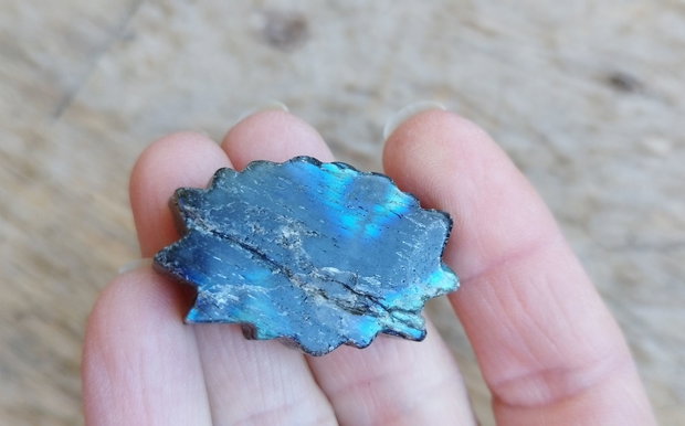 Cabochon labradorit sculptat, 38x23x10 mm