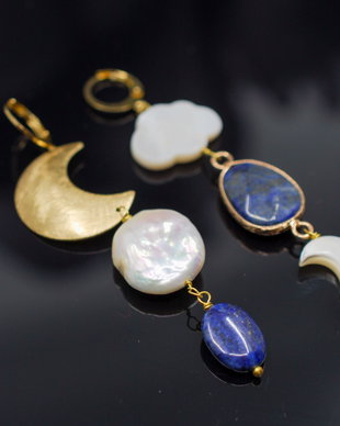 Cercei asimetrici din alama si perle, cercei lungi, cercei statement, cercei handmade
