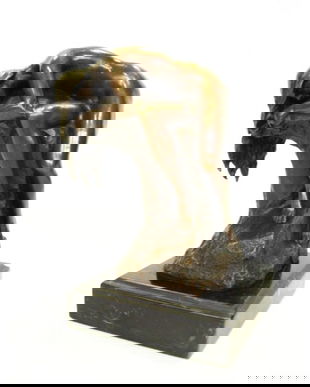 Nud adormit- statueta din bronz pe un soclu din marmura