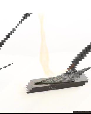 Camuflaj- statueta nud din bronz pe un soclu din marmura