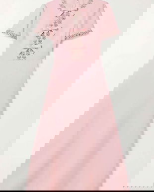 Rochie elegantă, croială flatanță din poliester elastic, care se așază frumos pe corp.