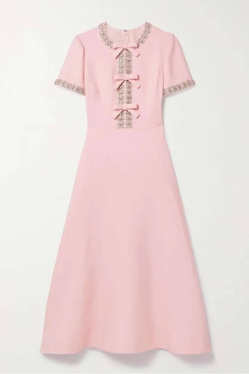 Rochie elegantă, croială flatanță din poliester elastic, care se așază frumos pe corp.