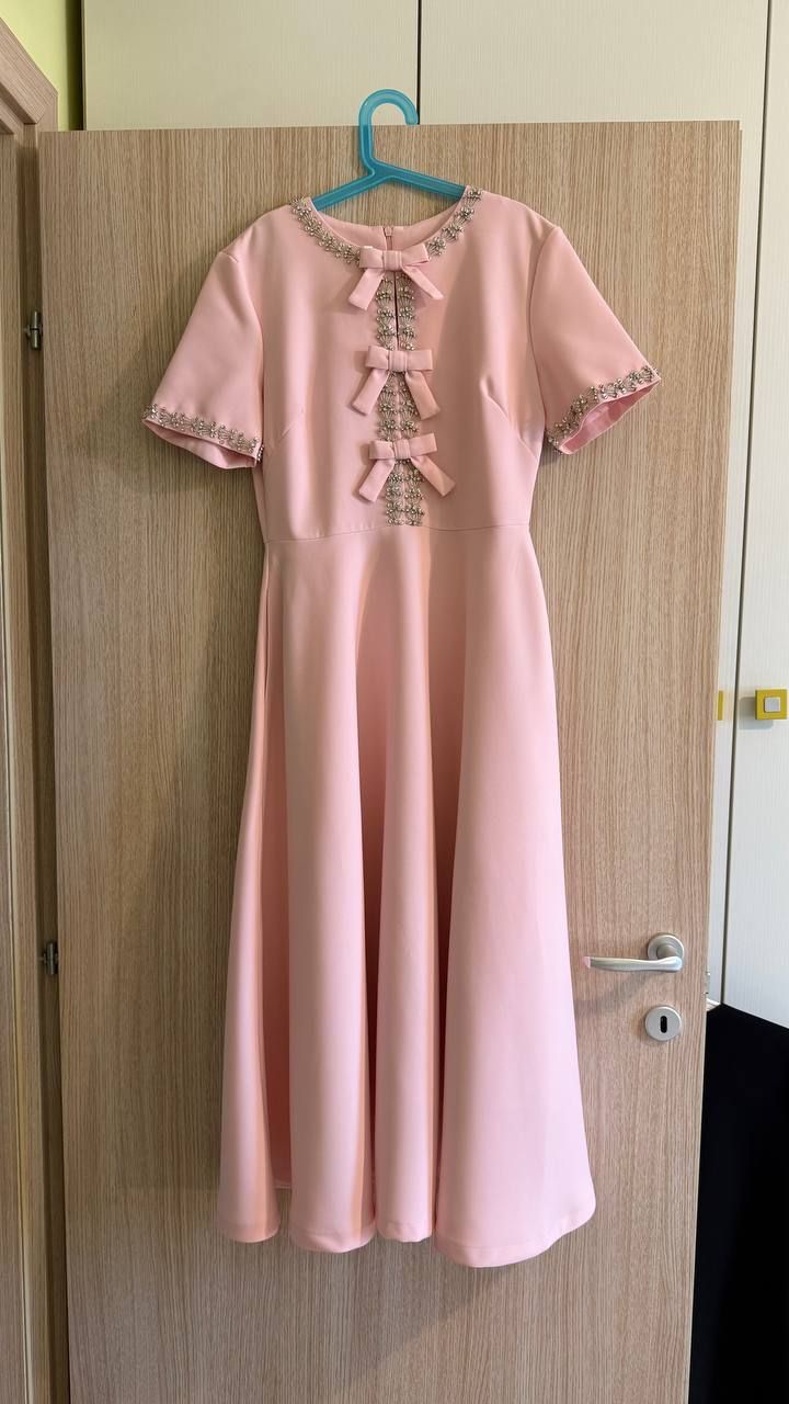 Rochie elegantă, croială flatanță din poliester elastic, care se așază frumos pe corp.