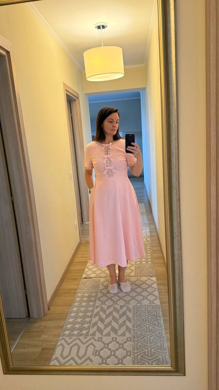 Rochie elegantă, croială flatanță din poliester elastic, care se așază frumos pe corp.