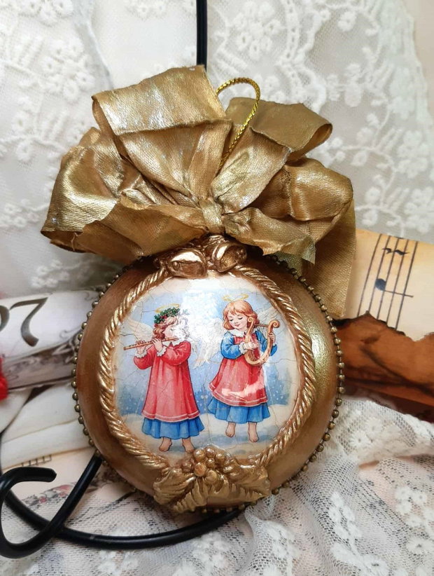 Muzica Cerului - glob cu ingeri, decorat manual