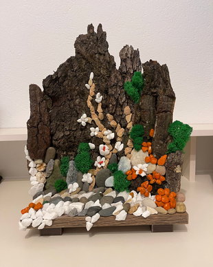Peisaj montan decorativ handmade din lemn, piatră și mușchi