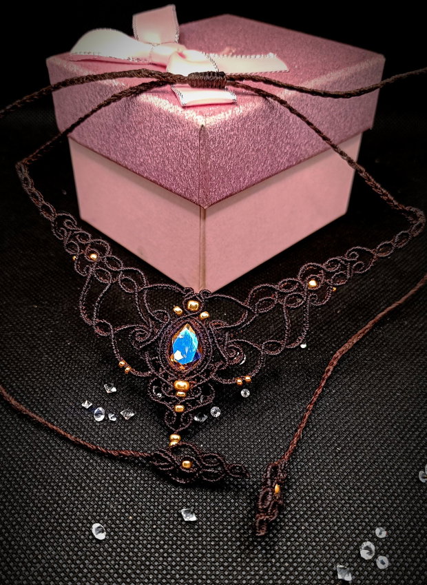Colier elegant maro macrame cu cristal Swarovski