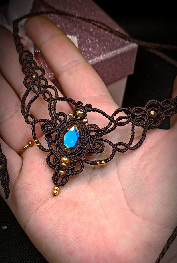 Colier elegant maro macrame cu cristal Swarovski