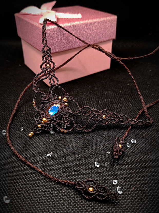 Colier elegant maro macrame cu cristal Swarovski