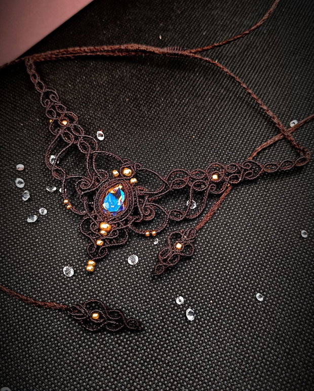 Colier elegant maro macrame cu cristal Swarovski