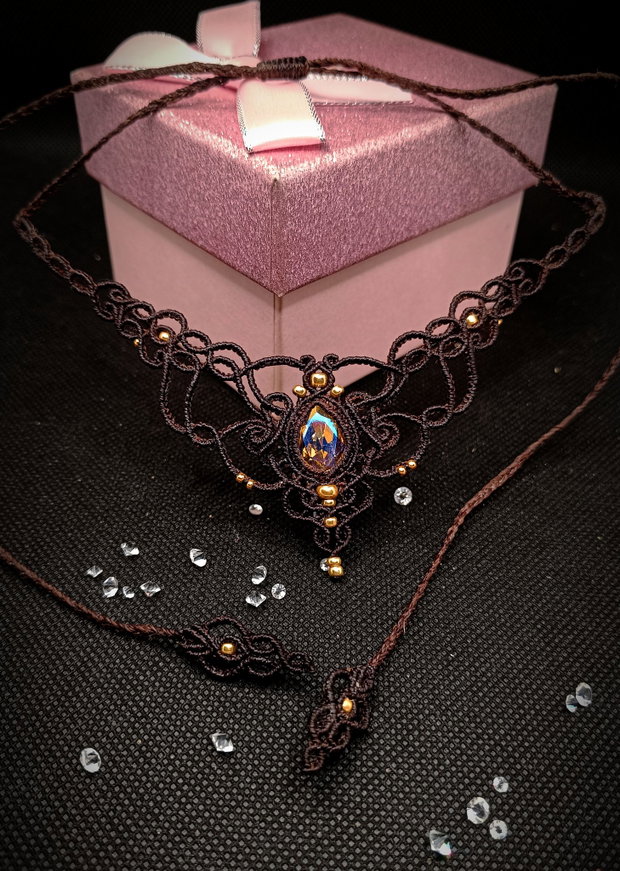 Colier elegant maro macrame cu cristal Swarovski