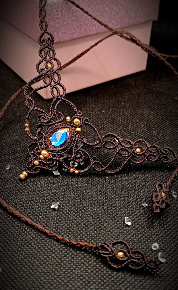 Colier elegant maro macrame cu cristal Swarovski