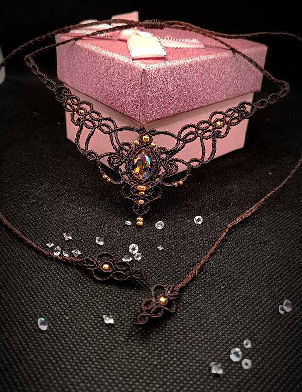 Colier elegant maro macrame cu cristal Swarovski