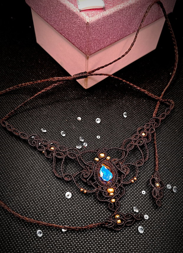Colier elegant maro macrame cu cristal Swarovski