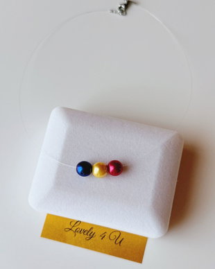 Colier tricolor cu perle handmade  bijuterie elegantă la baza gâtului cu fir invizibil, simbol al feminității și rafinamentului LOVELY 4 U