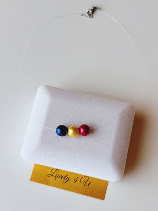Colier tricolor cu perle handmade bijuterie elegantă la baza gâtului cu fir invizibil, simbol al feminității și rafinamentului LOVELY 4 U
