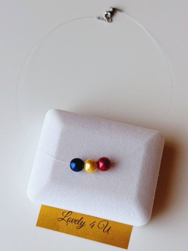 Colier tricolor cu perle handmade bijuterie elegantă la baza gâtului cu fir invizibil, simbol al feminității și rafinamentului LOVELY 4 U