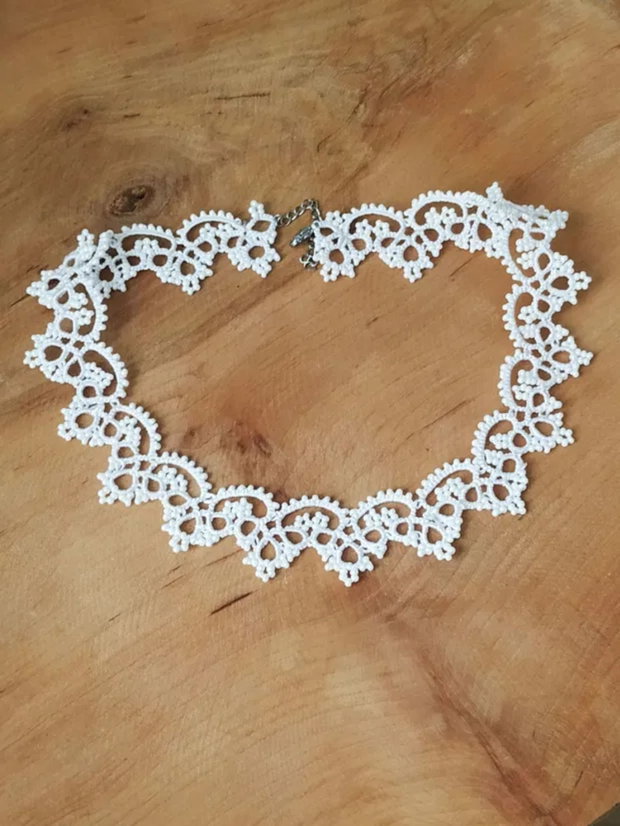 Colier alb, la baza gatului din dantela frivolite, colier dantela alba, bijuterii unicat, bijuterii tatting