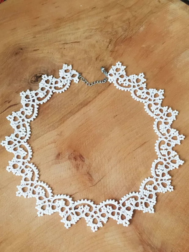 Colier alb, la baza gatului din dantela frivolite, colier dantela alba, bijuterii unicat, bijuterii tatting