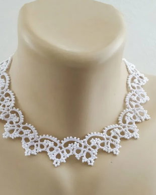 Colier alb, la baza gatului din dantela frivolite, colier dantela alba, bijuterii unicat, bijuterii tatting