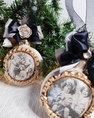 Set de 2 globuri vintage   amintiri în alb și negru