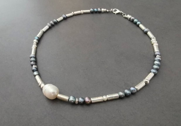 Colier cu perle de cultura si margele din ceramica CP33