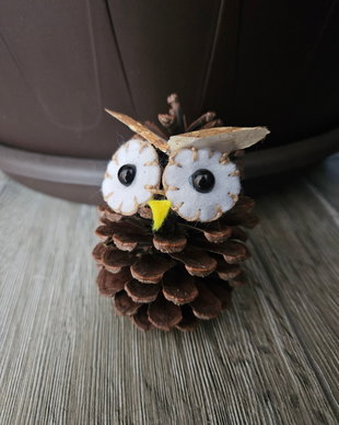 Bufniță din con de brad  Ornament handmade