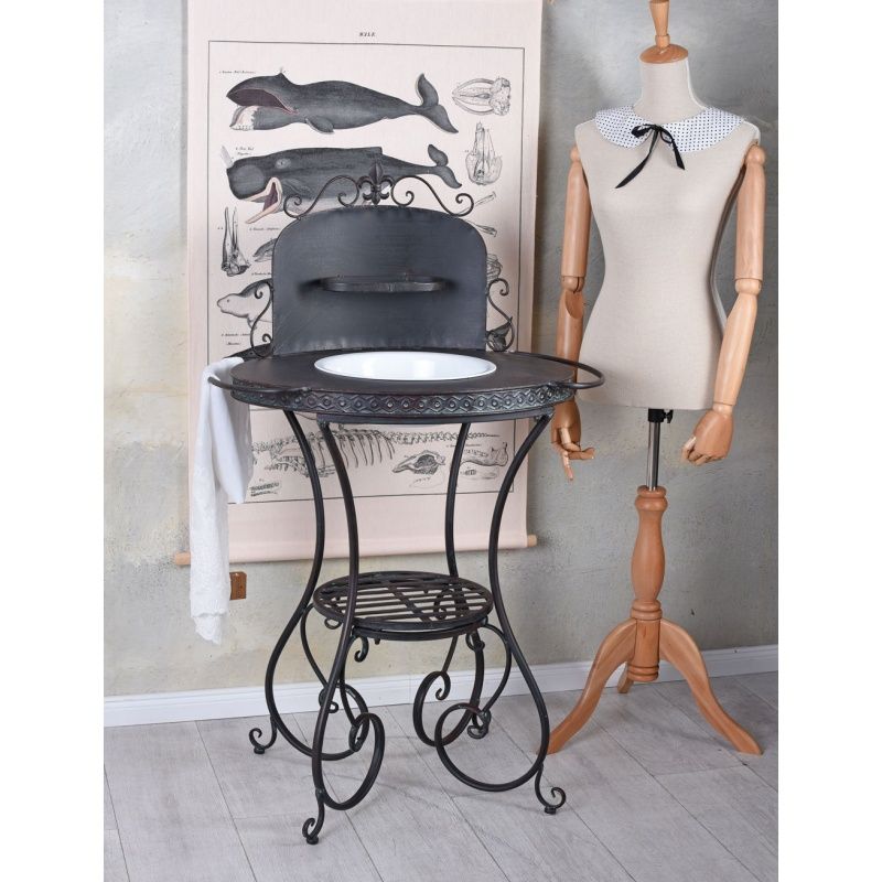 Lavoar cu un suport din fier forjat negru