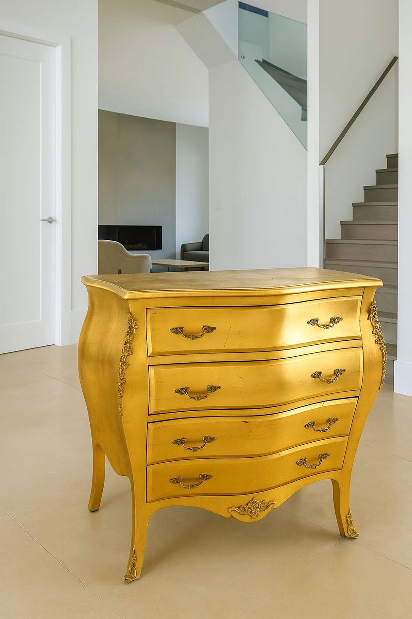 Comoda baroc din lemn masiv auriu