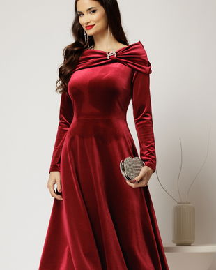 Rochie midi din catifea bordo cu umeri lasati si brosa