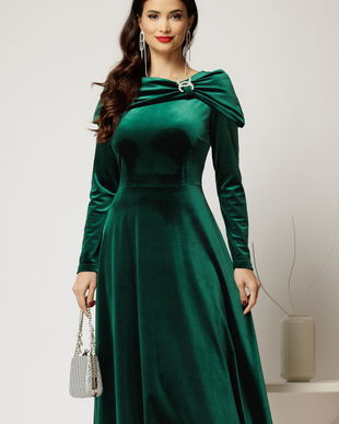 Rochie midi din catifea verde cu umeri lasati si brosa