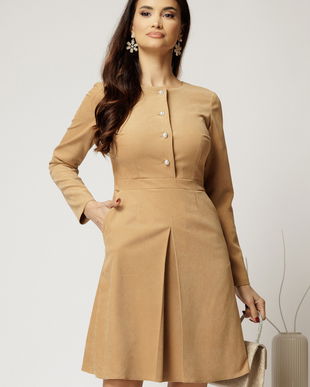 Rochie scurta bej din catifea reiata cu pliu pe fusta si nasturi perla