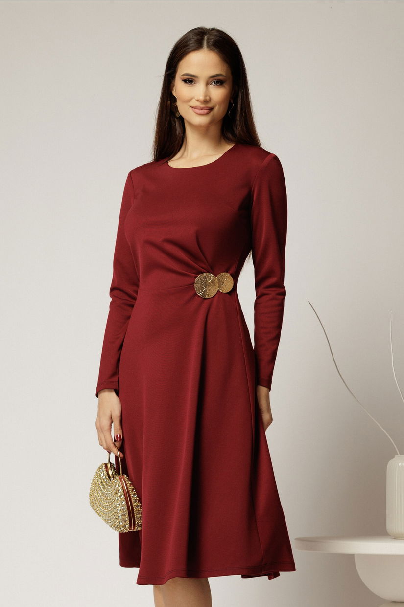 Rochie midi bordo clos cu accesoriu auriu in talie si pliuri