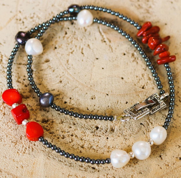 Colier(choker) din hematit, perle de cultura si coral