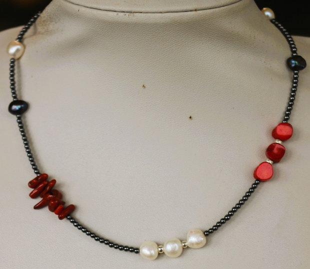 Colier(choker) din hematit, perle de cultura si coral