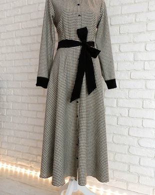 Rochie Camasa Lunga Stofa Lana Carouri Bej cu Negru
