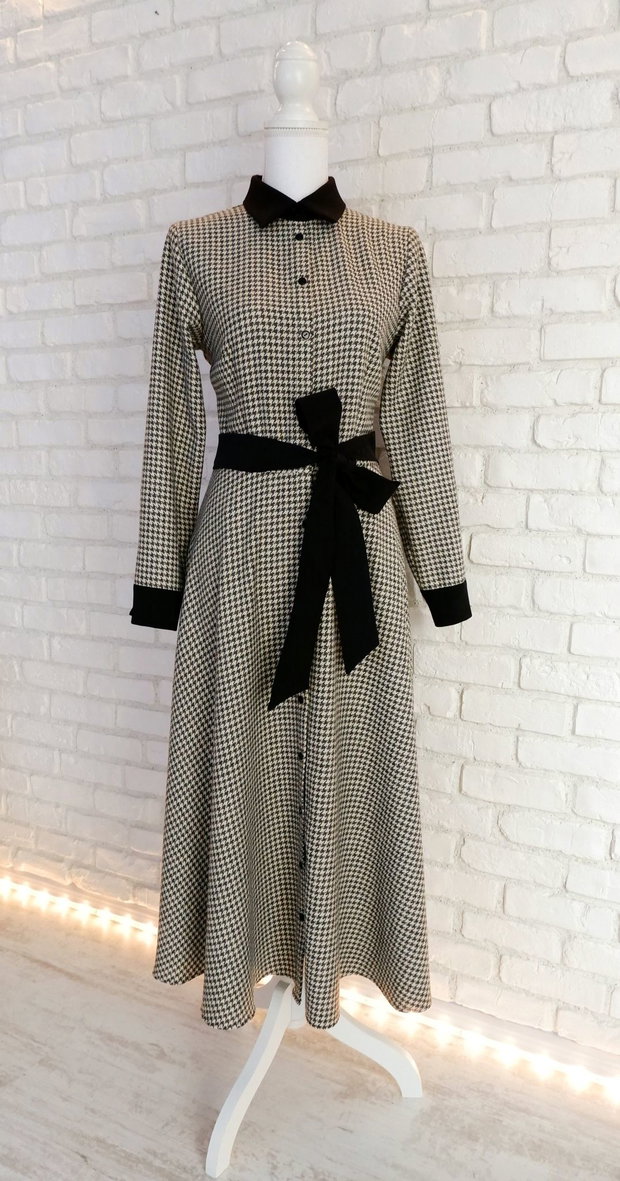 Rochie Camasa Lunga Stofa Lana Carouri Bej cu Negru