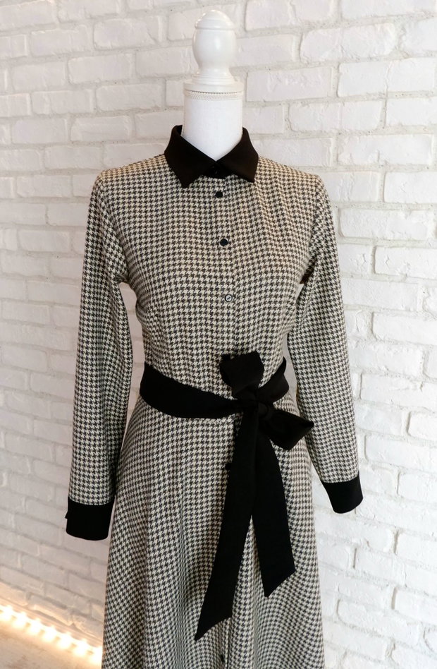 Rochie Camasa Lunga Stofa Lana Carouri Bej cu Negru