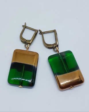 Cercei unicat, dreptunghiulari, din sticla verde cu lustru auriu