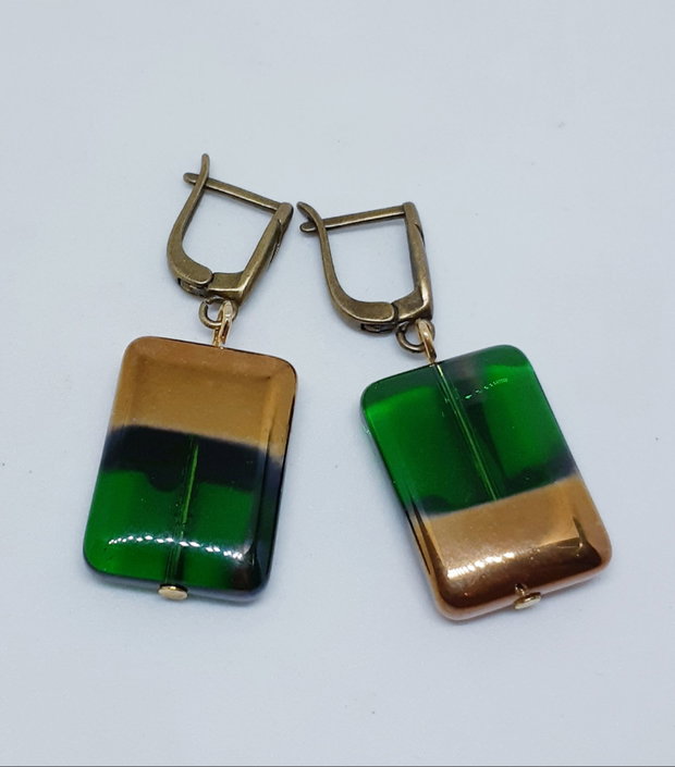 Cercei unicat, dreptunghiulari, din sticla verde cu lustru auriu
