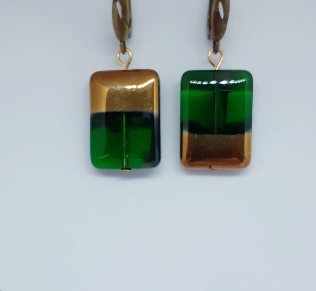 Cercei unicat, dreptunghiulari, din sticla verde cu lustru auriu
